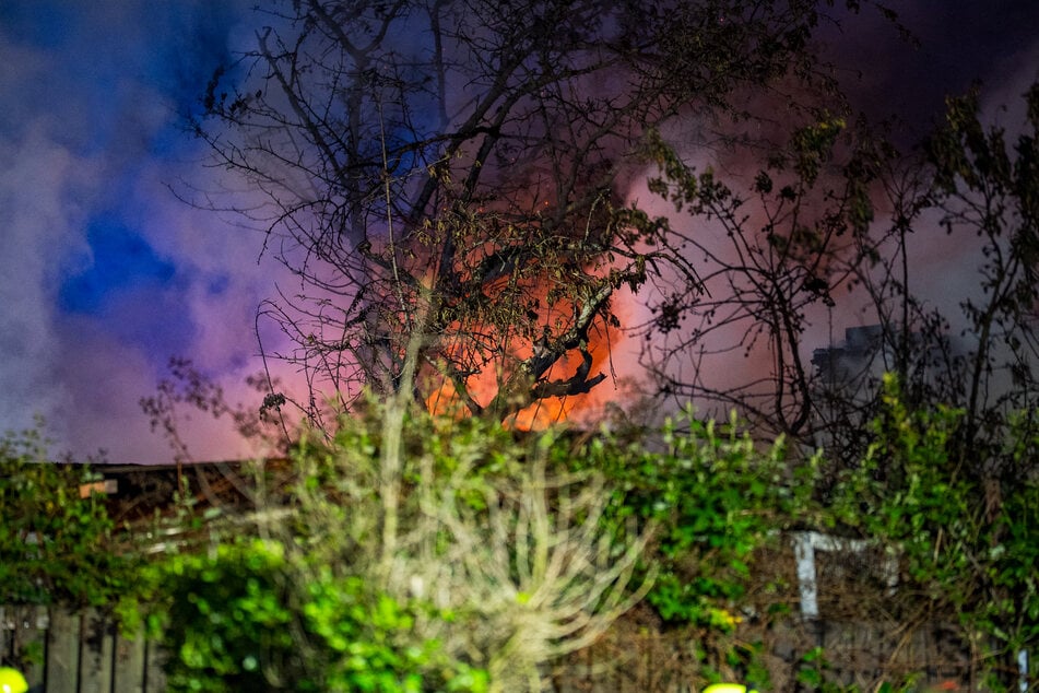 Ausgerückt waren die Helfer aufgrund eines Brandes in einer Kleingartenanlage in Hanau.