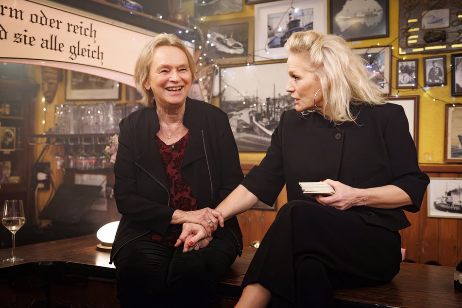 Autorin Elke Heidenreich (83, links) ließ Ina Müller (61) bei der Frage zum Thema Gendern erst gar nicht zu Wort kommen.