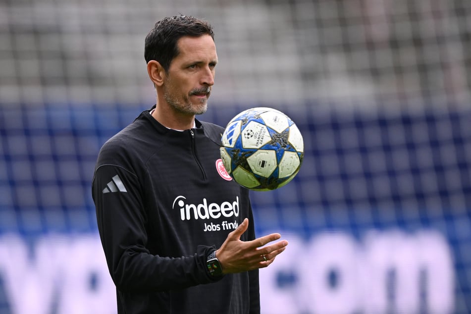 In einem aktuellen Podcast erklärt der Ex-Eintracht-Coach die Hintergründe für seine unfreiwillige Trennung.