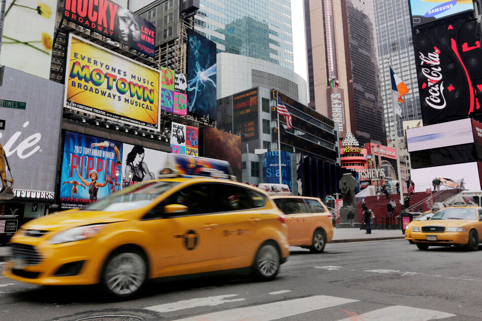 New York City Taxis fahren durch den New Yorker Times Square. (Archiv)