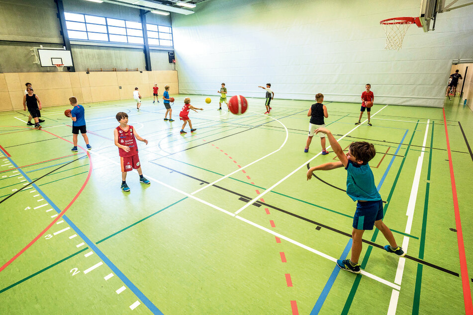 Das breite sportliche Angebot, das die Stadt für Kinder auf die Beine gestellt hat, beinhaltet unter anderem ein Ball-Camp bei den Niners. Das Foto zeigt das Training der U12-Kids am Montag.
