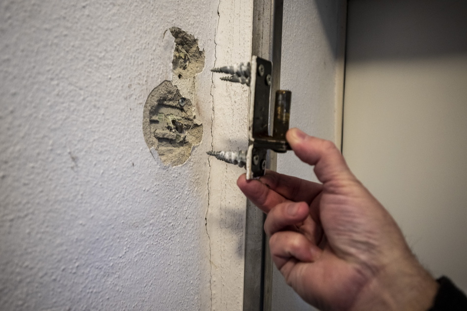 Die Täter haben auf ihrem Beutezug einige Schäden angerichtet: Sie versuchten den Tresor aufzusägen und rissen eine Tür aus der Wand.