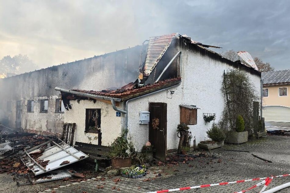 Scheune und Maschinenhalle brannten vollständig nieder.