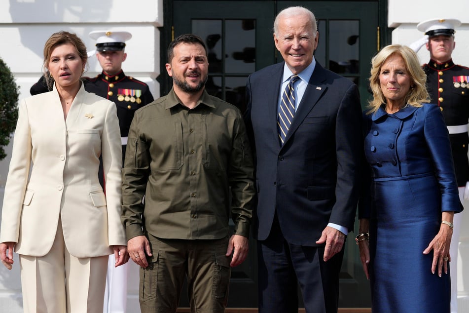 US-Präsident Joe Biden (80) und First Lady Jill Biden (72) begrüßen den ukrainischen Präsidenten Wolodymyr Selenskyj (45) und Olena Selenska 45) auf dem Südrasen des Weißen Hauses.