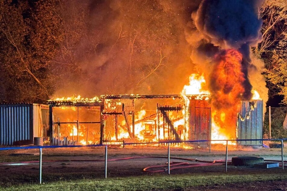 Das Gerätehaus des Fußballvereins wurde durch das Feuer zerstört.