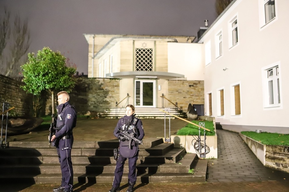 Auch die Synagoge in Hagen wurde von Beamtinnen und Beamten bewacht.