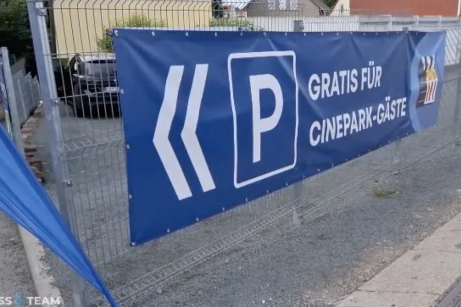 Mit diesem Schild soll der Parkplatzbetreiber Menschen hinters Licht geführt haben.
