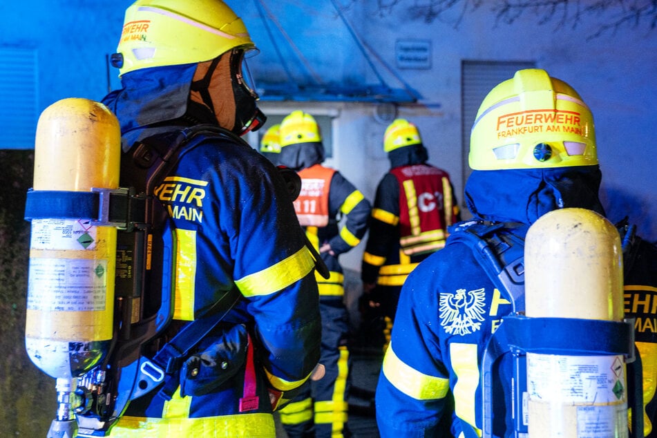 Bei einem Feuerwehr-Einsatz in Frankfurt-Sossenheim hatten die Brandbekämpfer am Donnerstagabend mit starkem Rauch zu kämpfen.