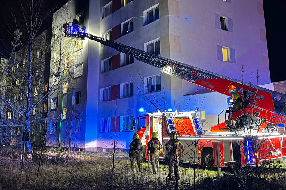 Berlin: Flammen im Wohnheim! Randalierer springt aus dem Fenster