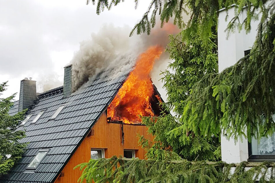 Als die Feuerwehr am Brandort eintraf, schlugen schon die Flammen aus dem Gebäude.