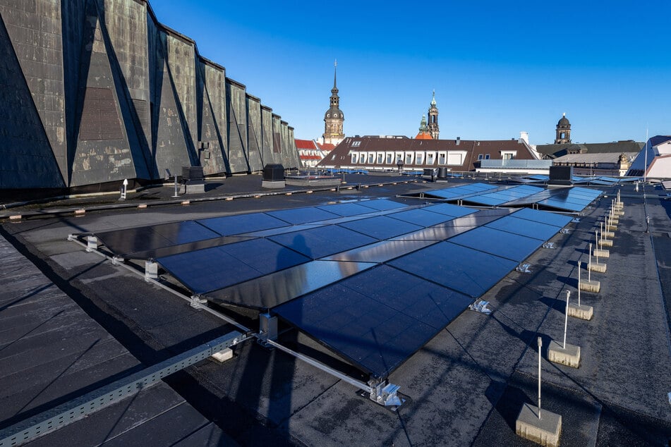 Neue Solar-Panels auf dem Dach des Kulturpalastes.