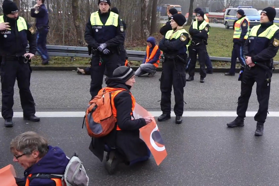 Klima-Aktivisten der "Letzten Generation" blockieren Ausfahrt von A96 in München