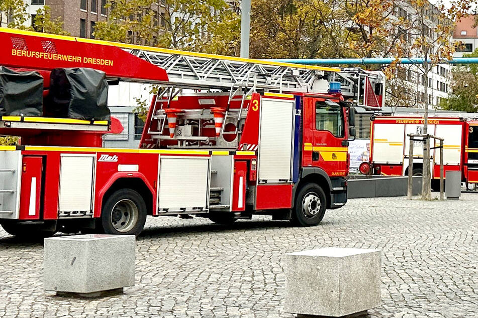 Dresden: Feuerwehr am Postplatz: Das war dort los!