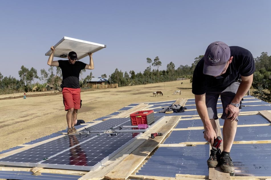 Zusätzlicher Strom aus der Sonne: Daniel Gaffron (l.) und Martin Menzel montierten 2019 Solarplatten für eine zusätzliche Photovoltaikanlage.