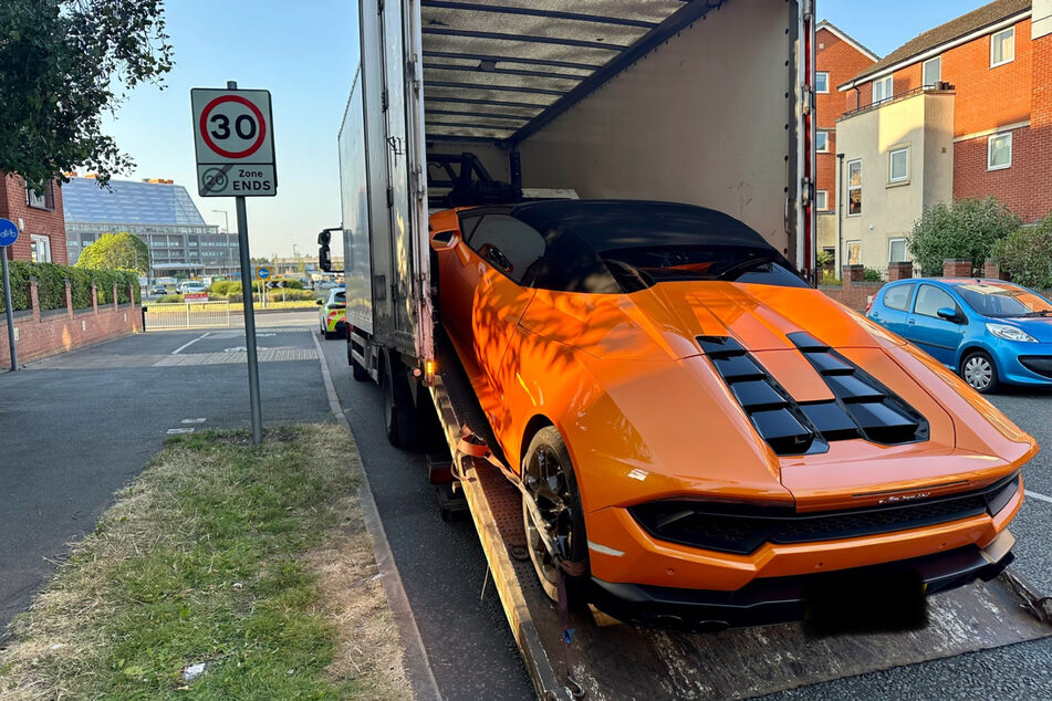 Ein Mann aus Birmingham kaufte sich zwar einen teuren Lamborghini Huracán, zahlte dann jedoch nicht die Kfz-Steuer. Der Luxuswagen wurde beschlagnahmt und abgeschleppt.