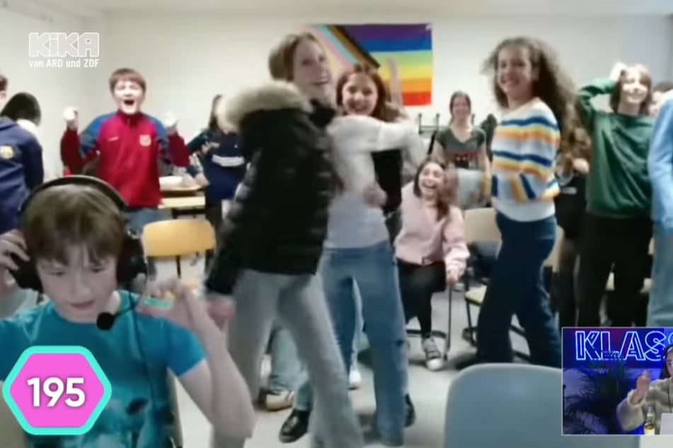 Die Klasse 7b vom Johann-Gottfried-Herder-Gymnasium in Berlin feiert ihren Sieg.