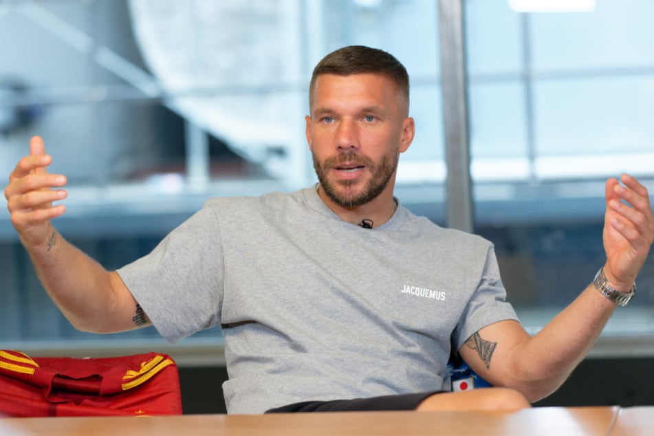 Weltmeister Lukas Podolski (39) ist noch immer eng mit seinem Heimatverein verbunden.