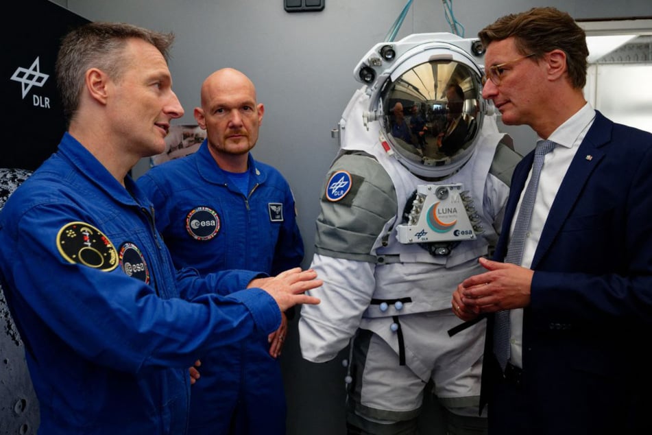 Die deutschen Astronauten Matthias Maurer (56, l.) und Alexander Gerst (50, Mitte) haben NRW-Ministerpräsident Hendrik Wüst (51, CDU) das Weltraum-Trainingszentrum in Köln gezeigt.