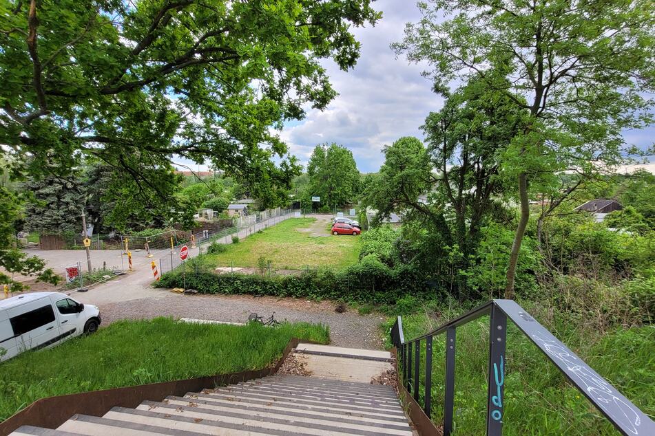 Vom früheren Bahnkörper führt eine neu angelegte Treppe in den Kleingartenpark Sellerhausen herab.
