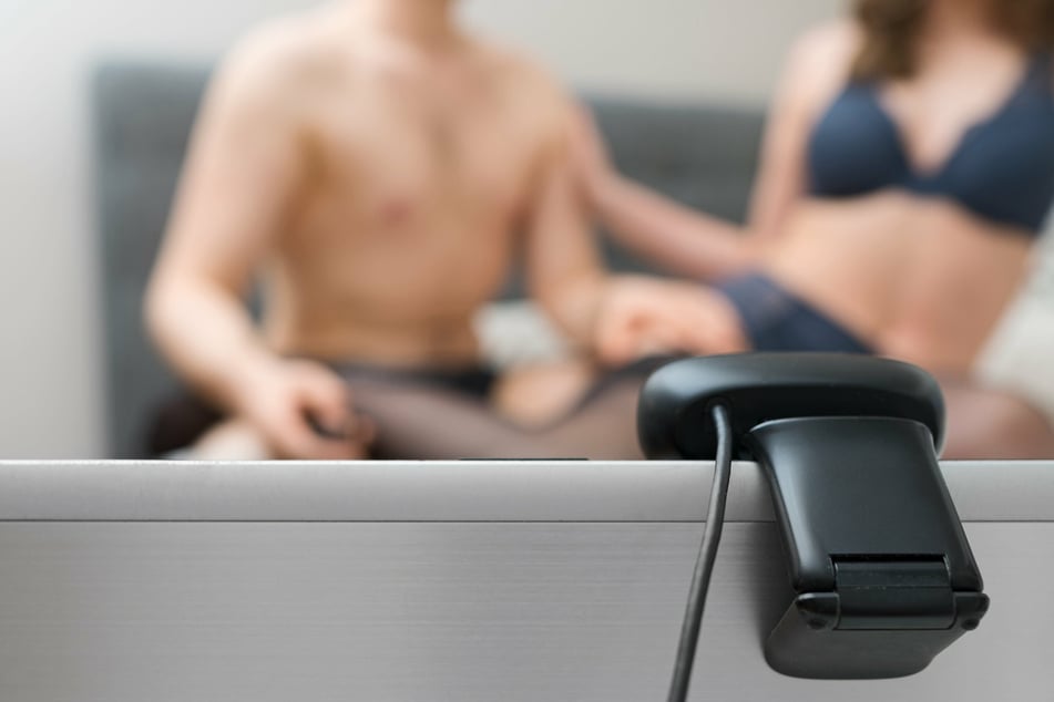 Paar streamt Sex aus Versehen live im Netz: Der Vater der Frau schaut auch zu