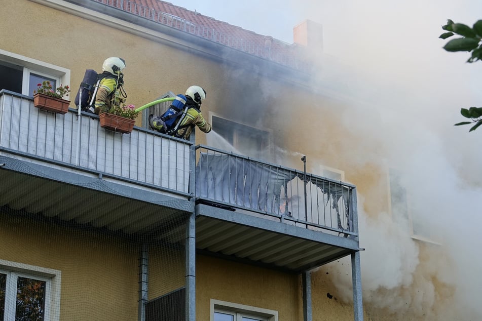 Die Feuerwehr konnte das Feuer löschen, das vermutlich durch eine Zigarette entfacht wurde.