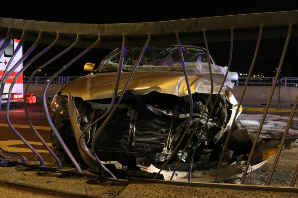 Das Auto prallte gegen ein Geländer. Zuvor war der Fahrer von der Straße abgekommen.