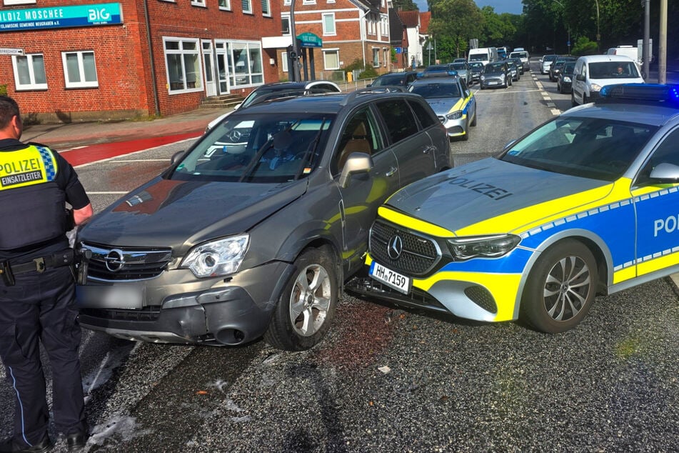 Crash bei der Einsatzfahrt: Streifenwagen kracht in Opel