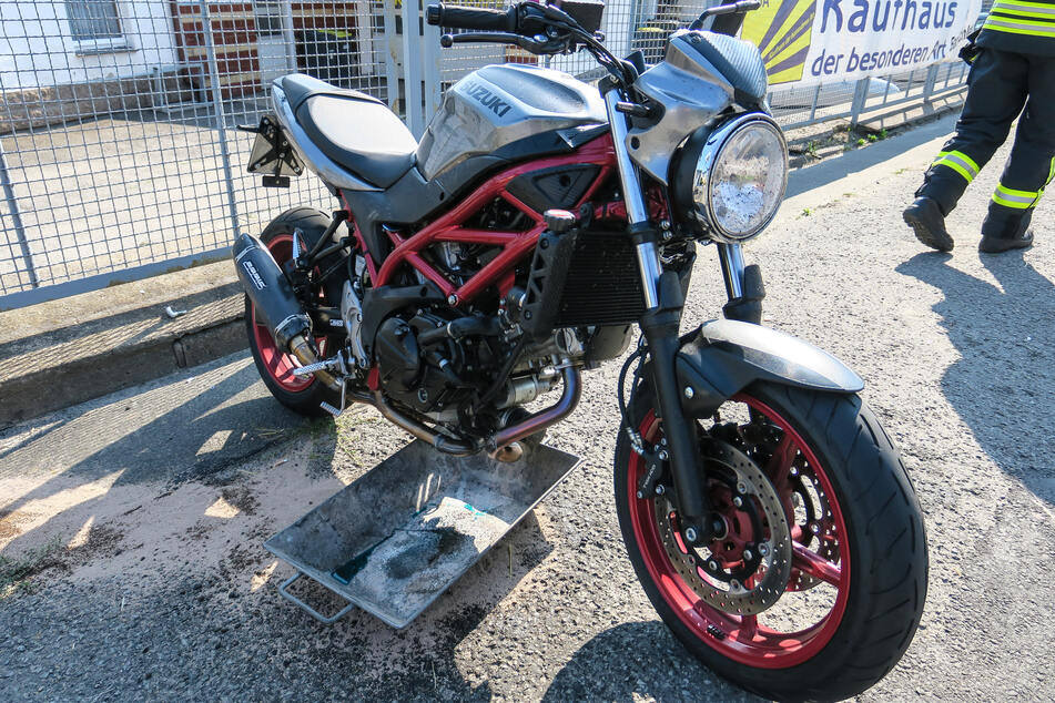 Ein Motorradfahrer wurde bei einem Unfall in Lauter-Bernsbach schwer verletzt.