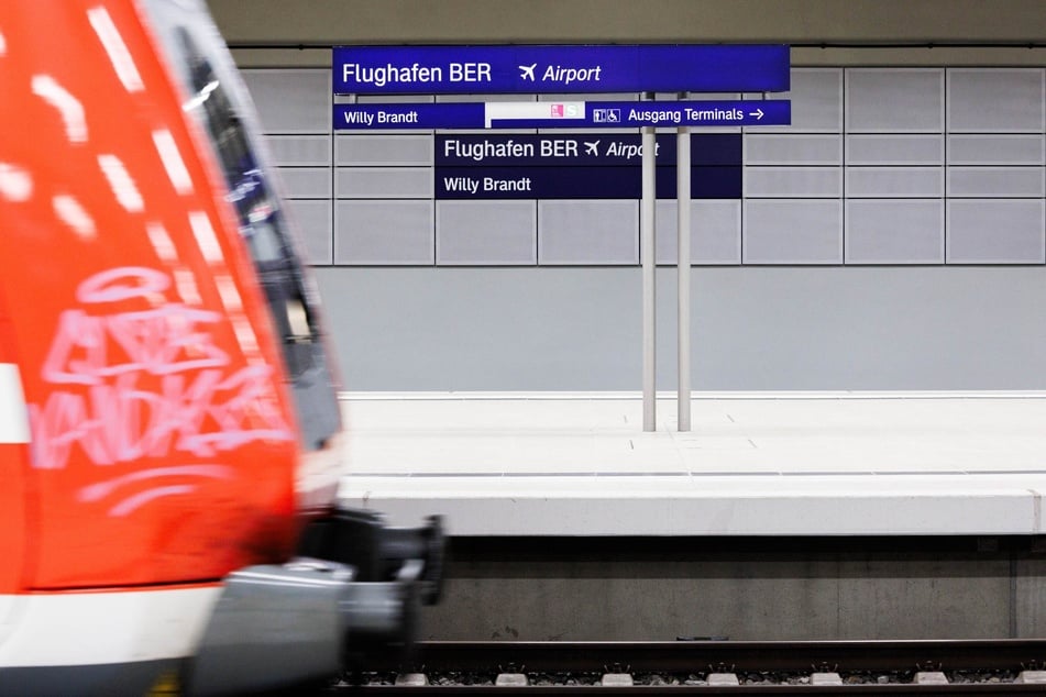 Die Intercity-Verbindung von Elsterwerda über den Flughafen BER zum Berliner Hauptbahnhof ist häufig durch Deutschlandticket-Nutzer überfüllt. (Symbolfoto)