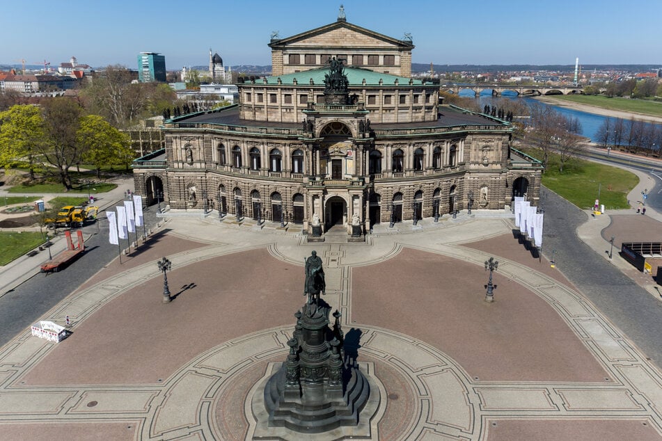 Ein Blick auf die Altstadt mit der Semperoper auf dem Theaterplatz.