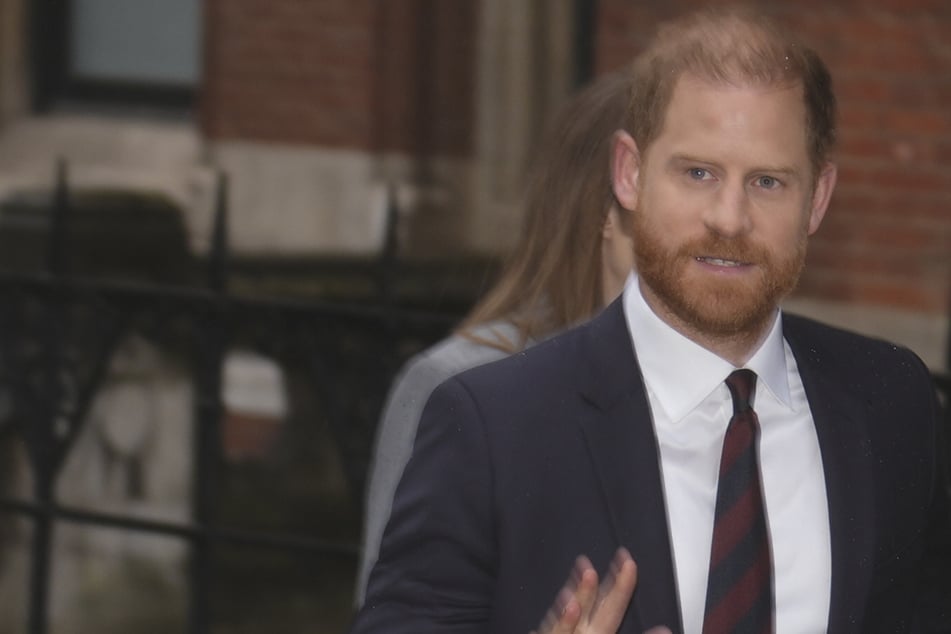 Princ Harry se ukazuje emocionálně před soudem a připomíná neustálé pronásledování paparazzi.