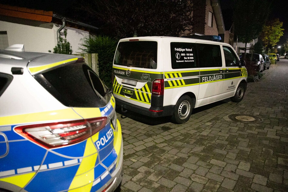 Die Einsatzkräfte waren am späten Dienstagabend zu dem Einsatzort in Aldenhoven im Kreis Düren ausgerückt.