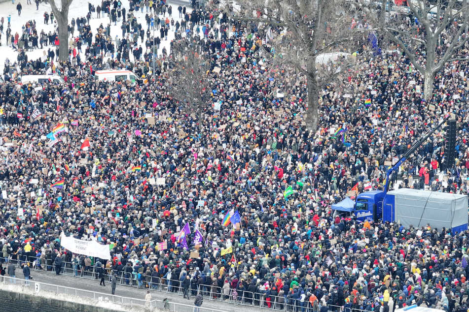 Im vergangenen Januar hatten sich über 70.000 Menschen zu einer Demo gegen rechts in der Deutzer Werft versammelt.