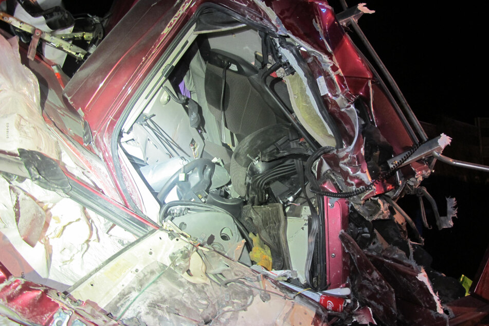 Die Fahrerkabine wurde bei dem Unfall stark zusammengedrückt.