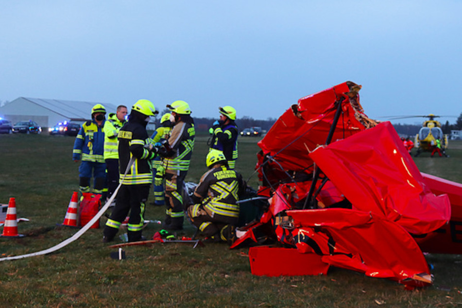 Doppeldecker verliert plötzlich an Höhe und stürzt ab: Pilot schwer verletzt