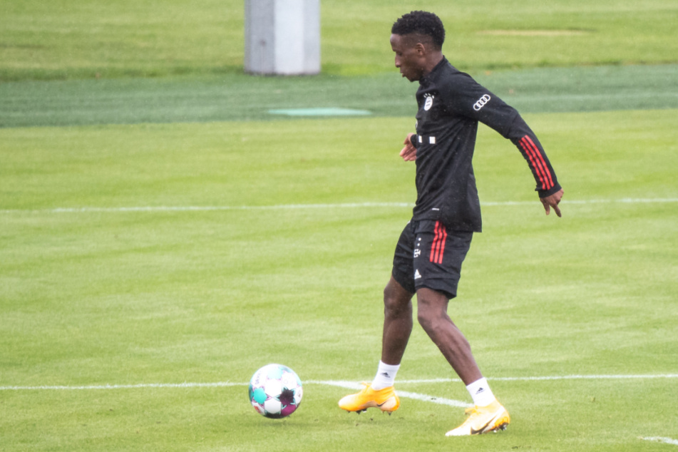 Bouna Sarr (28) vom FC Bayern München spielt den Ball während einer Trainingseinheit auf dem Vereinsgelände an der Säbener Straße.