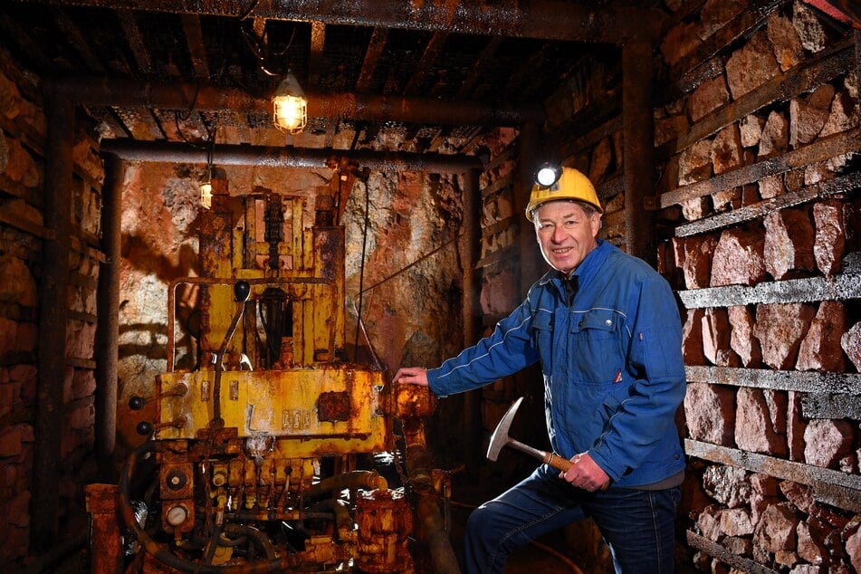 Prof. Dr. Wolfgang Schilka (74) steht im Altenberger Bergbaumuseum an einem Bohrwagen, mit dem im Betrieb Zinnerz die Sprenglöcher in den Fels getrieben wurden.