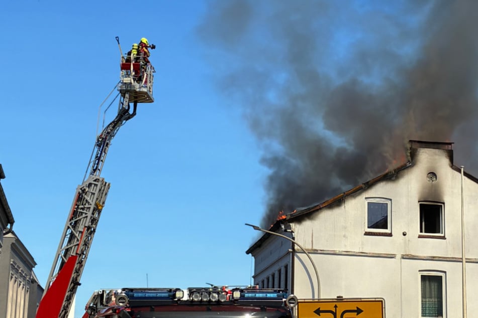 Dachstuhlbrand im Norden hält Feuerwehr stundenlang in Atem