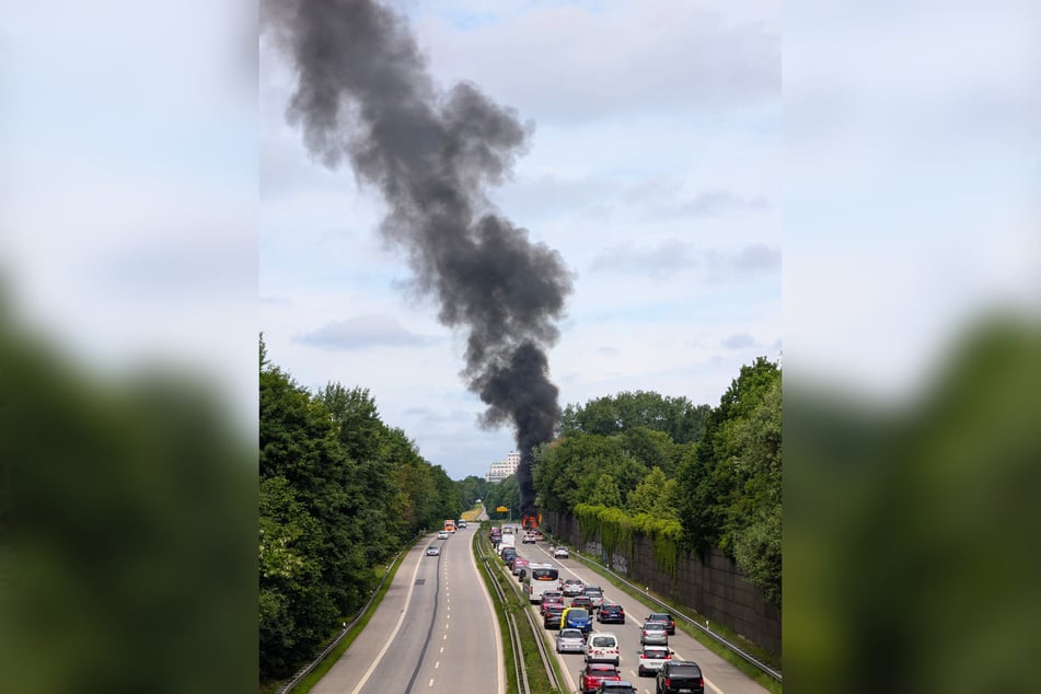 Eine riesige Rauchwolke war über Hamburg zu sehen.