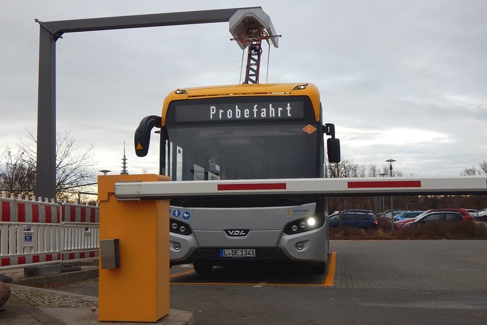 Hier sieht man die Aufladestation am Leipziger "Herzklinikum" in Probstheida für den Elektrobus der Linie 76 E.