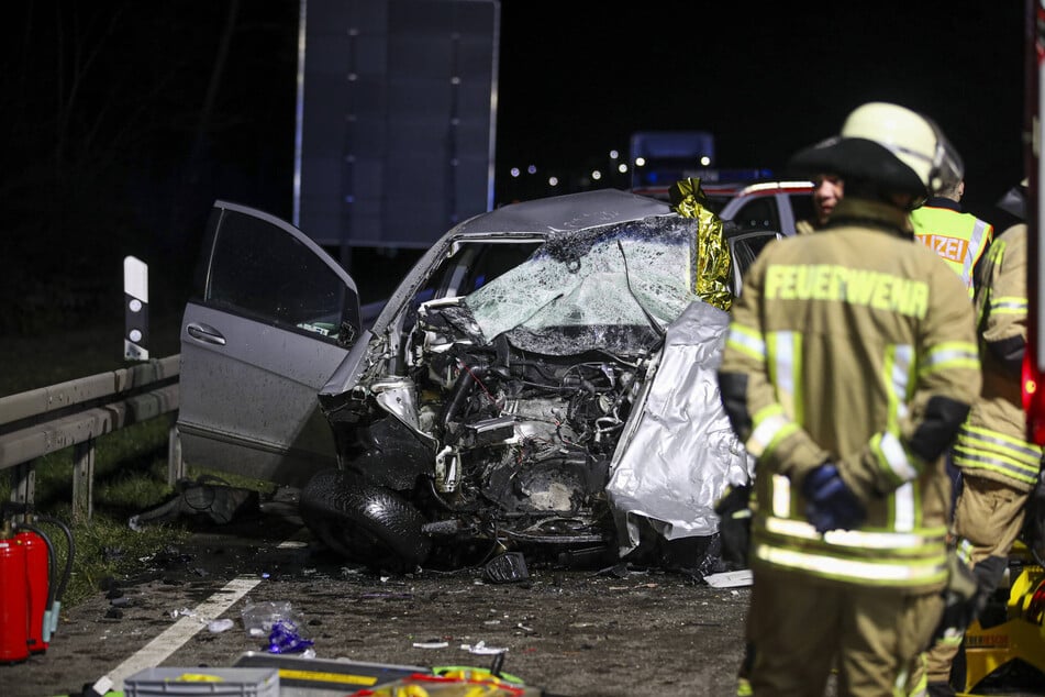 Die B27 musste für die Unfallaufnahme und die Bergung der Fahrzeuge für mehrere Stunden voll gesperrt werden.