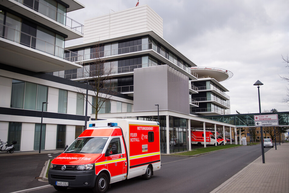 Ein Rettungswagen fährt an der Zentralen Notaufnahme der Uniklinik Düsseldorf vorbei.