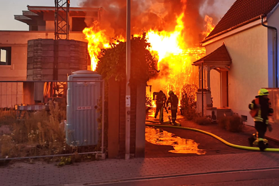 Eine Scheune in Viernheim brannte am Sonntag lichterloh.