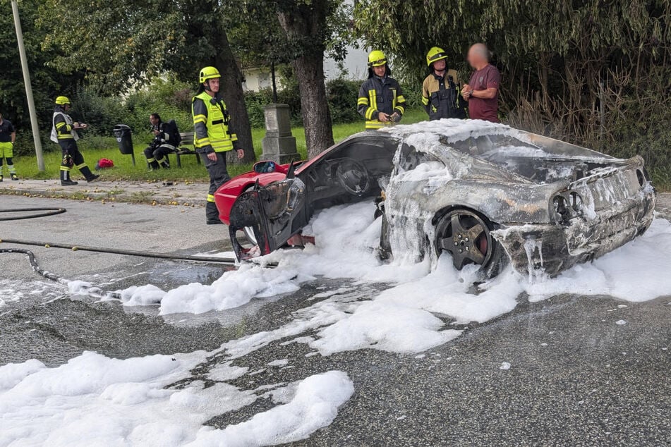 Der Fahrer selbst konnte sich noch in Sicherheit bringen. Danach brannte sein Ferrari F355 völlig aus.