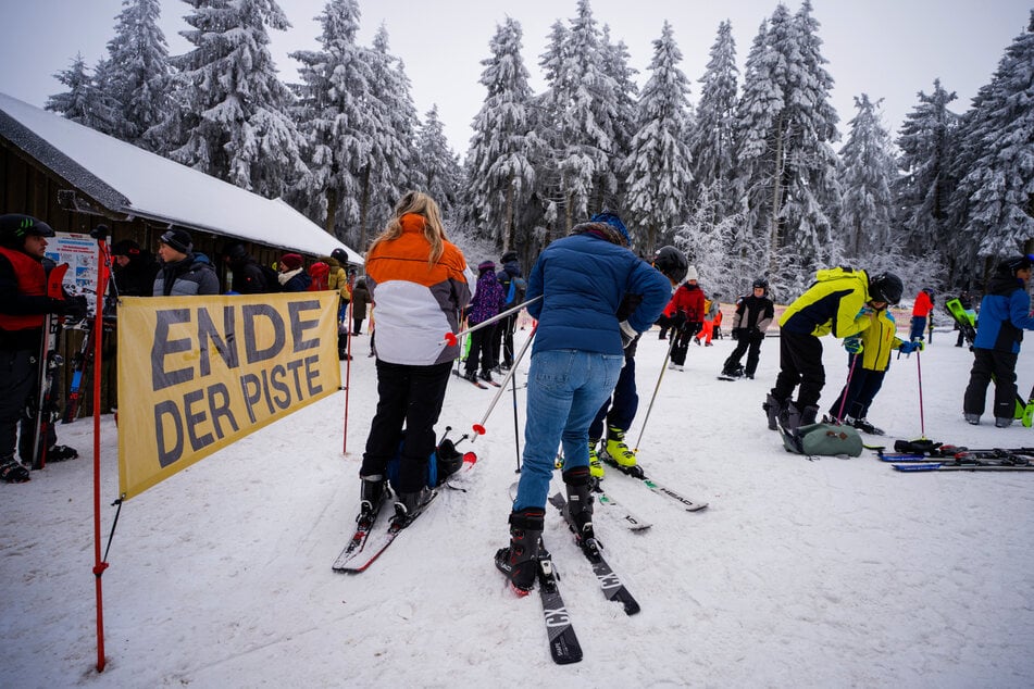 Auf der Wasserkuppe - Hessens höchstem Berg - sind seit Tagen viele Skifahrer unterwegs.