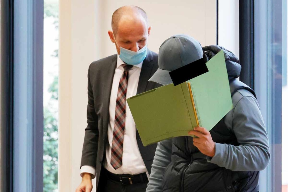 Dutzende Rentner abgezockt? Haustür-Betrüger vor Gericht