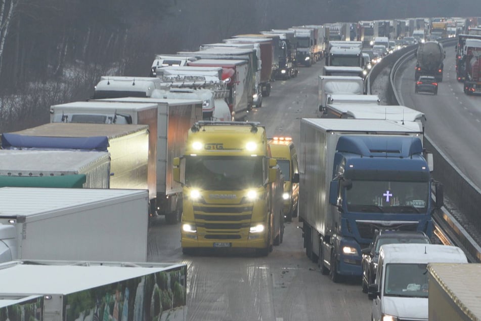 Auf der A1 kam es am Mittwochmorgen glättebedingt zu mehreren Unfällen.
