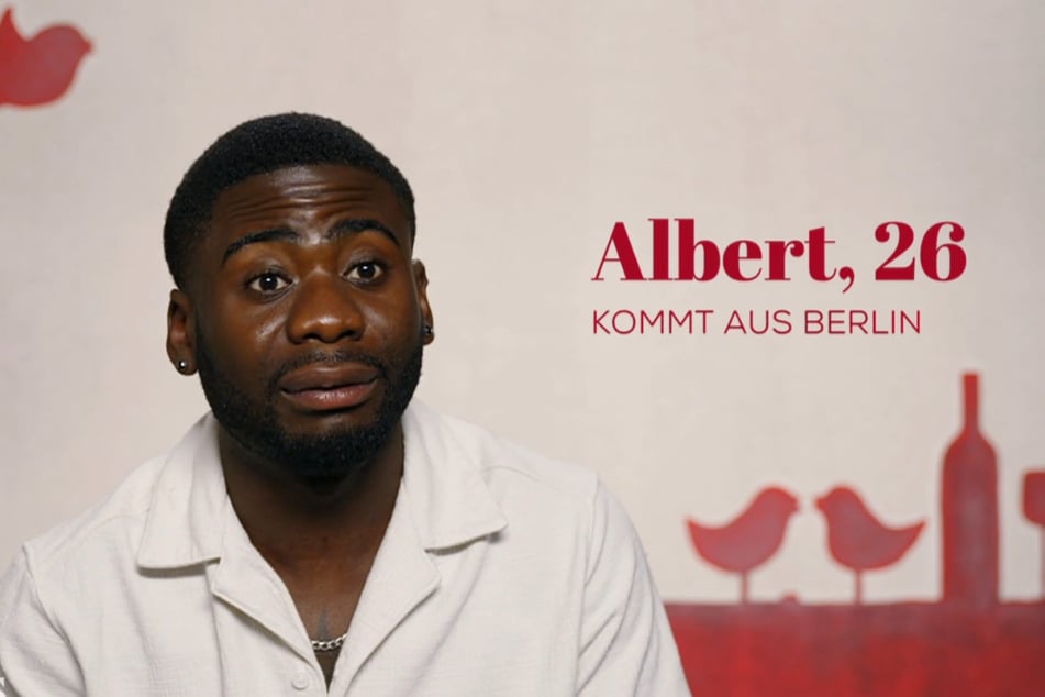 Dass Lya mit ihren Kumpels im Bett schläft, kann Albert nicht nachvollziehen.