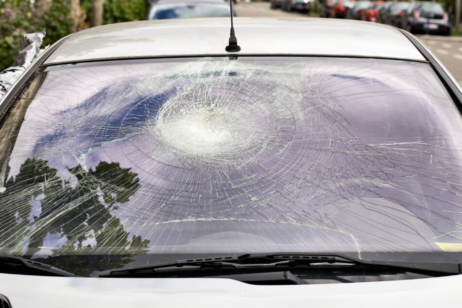 Der Unbekannte hat mehrfach auf die Frontscheibe des Autos eingeschlagen und eingestochen. (Symbolbild)