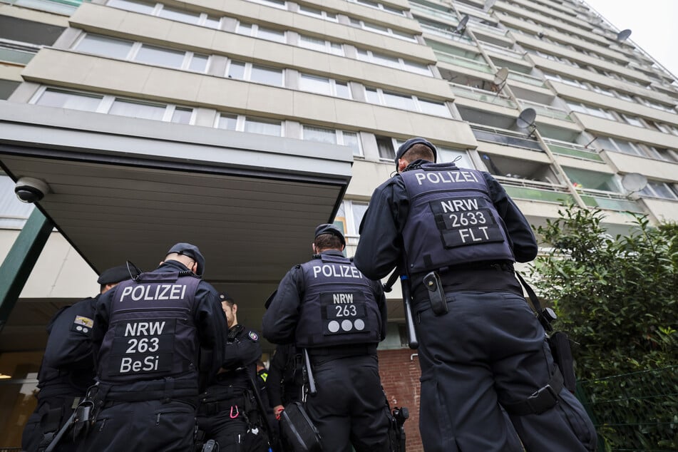 Einsatzkräfte der Polizei durchsuchten am Dienstag einen "Weißen Riesen" im Duisburger Stadtteil Homberg.